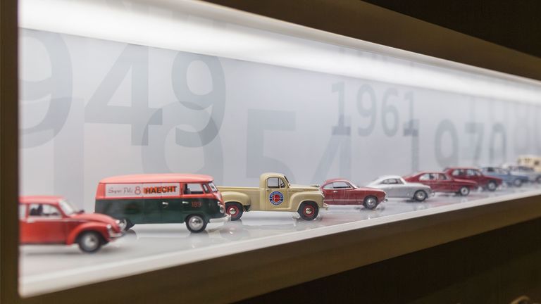 Une rangée de voitures-jouets illustrant l'histoire d'Audi Brussels