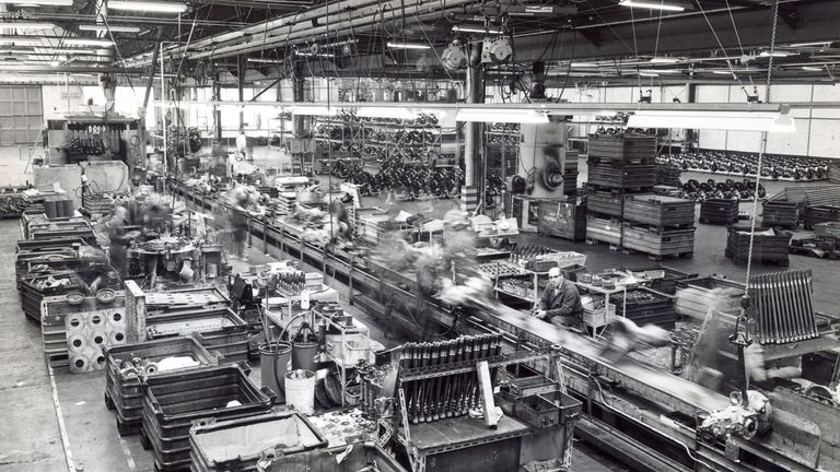 Dans cette photo en noir et blanc, on peut voir la chaîne de production des années 50