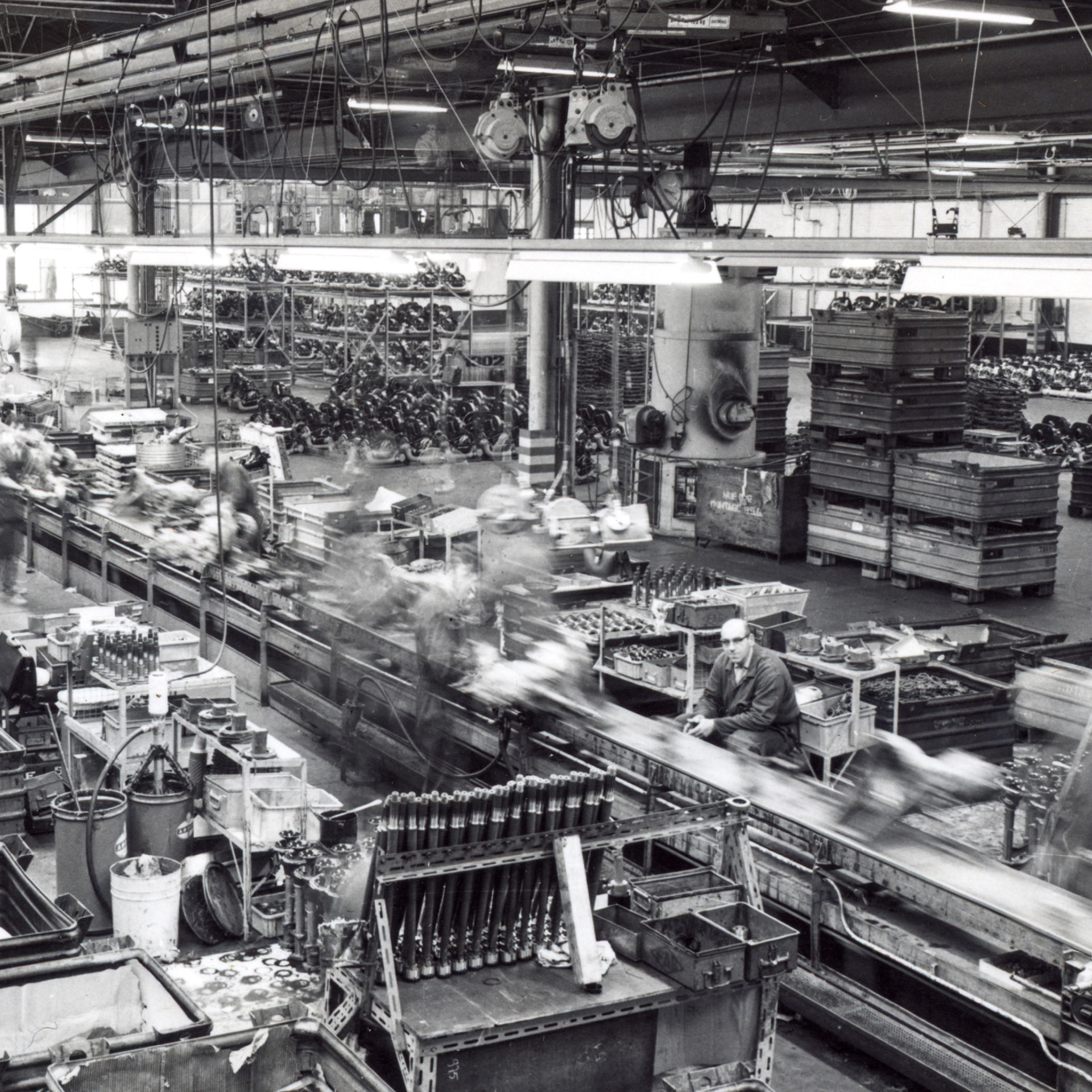 Dans cette photo en noir et blanc, on peut voir la chaîne de production des années 50 