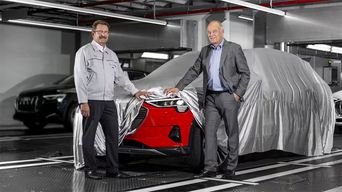 Les dirigeants dévoilent une Audi e-tron rouge