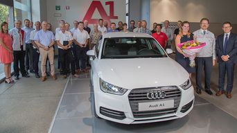 Groepsfoto samen met de laatste Audi A1 die geproduceerd werd in de Brusselse fabriek