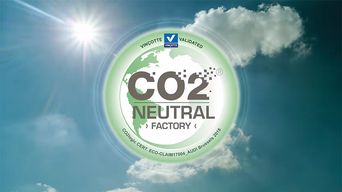 Het CO2-neutrale label op een achtergrond van blauwe lucht