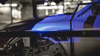 De carrosserie van een Audi Q8 wordt gescand met een hightech scanner
